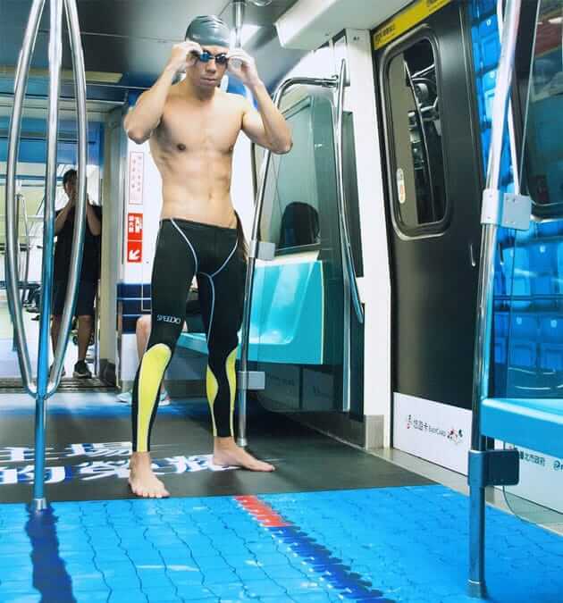 台湾のユニバーシアード競技大会の地下鉄広告/水泳会場を模したプール