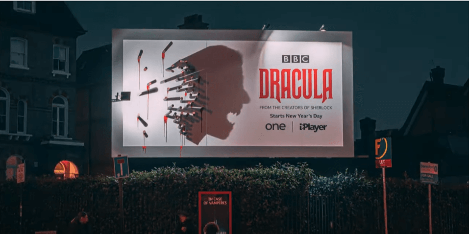 Dracula（邦題：ドラキュラ伯爵）の野外看板（深夜）