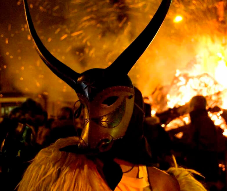 イタリア サルディーニャ島の祭りの獣の仮装やマスク