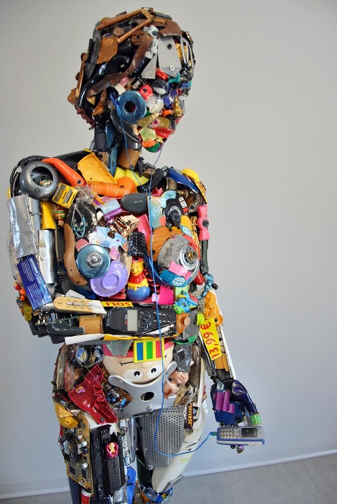 ゴミやスクラップに命を吹き込むDario Tironiの廃棄物アート